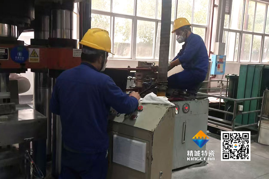 以厂为家，，，勇于继承：魏科班组自主刷新压机纪实